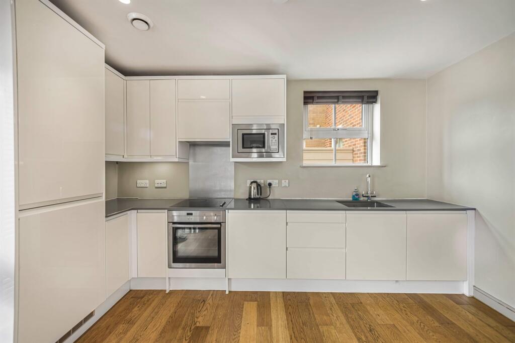 2 bedroom apartment for sale in Hale Road, Hale Barns, Altrincham, WA15